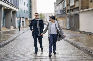 Yakışıklı bir adam ve güzel bir kadın şehirde yürürken birbirlerine sarılıyorlar, sokakta dans ediyorlar, eğleniyorlar, yaşam tarzı fotoğrafları çekiyorlar.