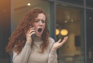 Genç bir kadının erkek arkadaşına öfkeyle ilişkisinin tonlu imajını bitirdiğini anlatan portresi.