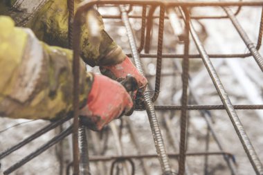 İnşaat işçisi, inşaat alanında çalışan çelik tamircisi.