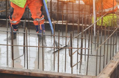 Somut döküm işi. İnşaat katı ıslak beton. İnşaat alanında beton işi var.