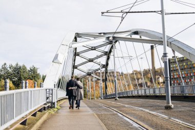 Yakışıklı erkek ve güzel kadın şehirde yürürken birbirlerine sarılıyorlar, eğleniyorlar, hayat tarzı fotoğraf çekiyorlar.