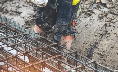 İnşaat işçisi, inşaat alanında çalışan çelik tamircisi.