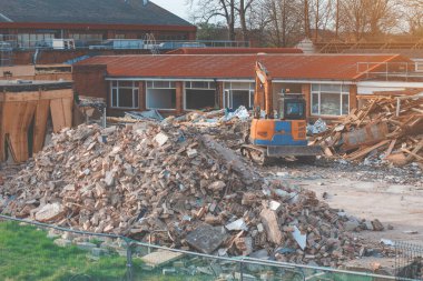 Yıkılan bir binanın yıkıntıları. Eski bir binayı sökmek. Yıkım alanında moloz yığını