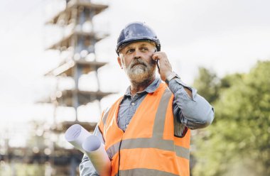 Bir inşaat şantiyesi inşaatında Theodolite toplam EDM ekipmanlarıyla çalışan bir inşaat mühendisi.