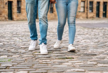 Yakışıklı bir adam ve güzel bir kadın şehirde yürürken birbirlerine sarılıyorlar, eğlenceli vakit geçiriyorlar, hayat tarzı fotoğraflar çekiyorlar.
