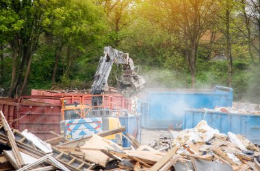 Binanın yıkımı. Kazıcı eski evi yıkıyor. Yeni evler inşa etmek için yer açıyorum.