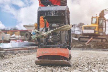İnşaat alanında zemin ve taşı sıkıştırmak için titreşimli plaka sıkıştırıcısı yerleştirildi