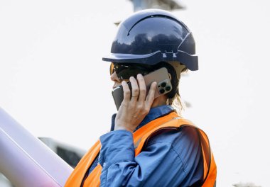 Bir inşaat şantiyesinde Theodolite toplam istasyon EDM ekipmanıyla çalışan kadın inşaat mühendisi araştırmacısı.