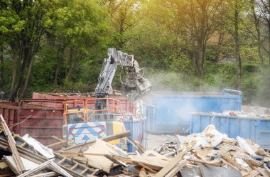 Binanın yıkımı. Kazıcı eski evi yıkıyor. Yeni evler inşa etmek için yer açıyorum.