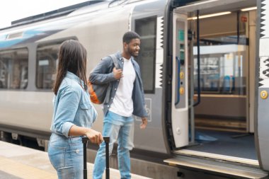 Aşık bir adam ve kadın tren bekliyor ve tren istasyonunda konuşuyorlar.