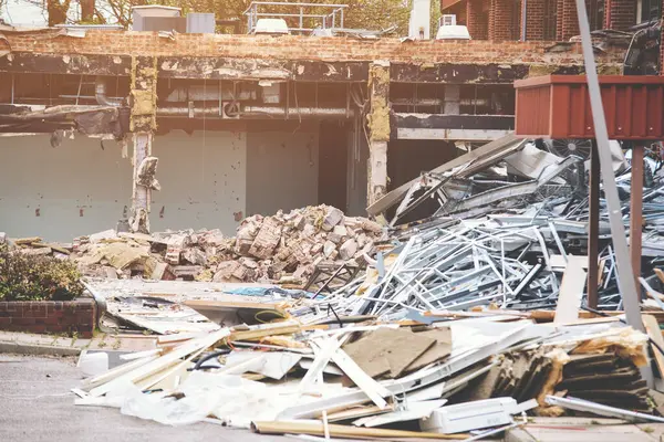 Binanın yıkımı. Kazıcı eski evi yıkıyor. Yeni evler inşa etmek için yer açıyorum.