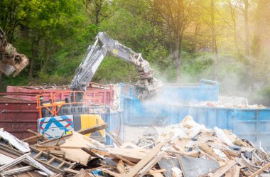 Binanın yıkımı. Kazıcı eski evi yıkıyor. Yeni evler inşa etmek için yer açıyorum.