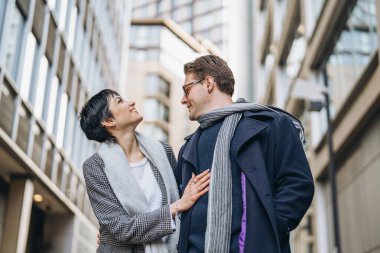 Yakışıklı bir adam ve güzel bir kadın birbirlerine aşık oluyorlar. Şehirde yürürken birbirlerine sarılıyorlar. Eğlenceli vakit geçiriyorlar.