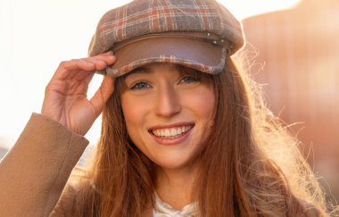 Kalp şeklinde balonu olan genç, mutlu bir kadın aşık oluyor, eğlenceli bir gün geçiriyor, bir İngiliz şehrinde yürüyor yaşam tarzı, turizm, sevgililer günü, dünya kadınlarının günü konsepti