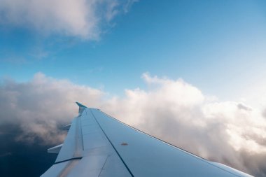 Mavi gökyüzü arka planında uçağın kanadı metin için boşluk. Sancak konsepti