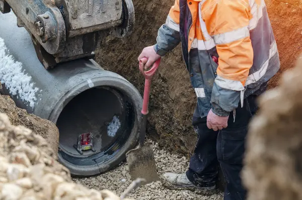 Yeni konut projesinin derin drenaj çalışmaları sırasında toprak işçileri yeni beton borular döşüyorlar