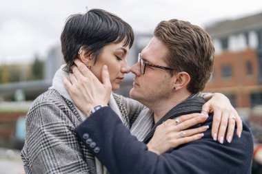 Yakışıklı bir erkek ve güzel bir kadın birbirlerine aşık olurlar, birbirlerine sarılırlar, şehirde yürürken dans ederler, eğlenirler, hayat tarzı fotoğraf çekerler.