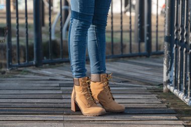 Mutlu genç kız öğrenci gülümsüyor ve gün batımında şehirde dolaşıyor.