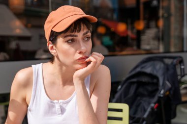 Mutsuz kadın dışarıda, kafede oturuyor, düşünüyor ve kahve içiyor. yaşam tarzı konsepti