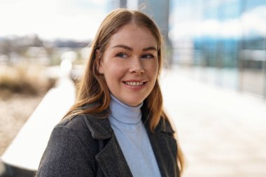 Şehirdeki bir bankta oturmuş ders çalışma planları yapan güzel bir kız öğrencinin portresi.