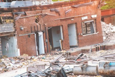 Binanın yıkımı. Kazıcı eski evi yıkıyor. Yeni evler inşa etmek için yer açıyorum.