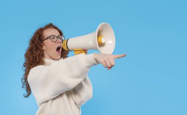 Beyaz kazaklı kızıl kadın, mavi arka planda bir megafonla fotokopi alanı ile bir duyuru yapıyor. İnsanların samimi duyguları, yaşam tarzı kavramları vardır. Megafonla bağırıyordu.