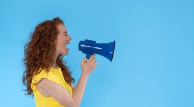 Sarı elbiseli mutlu kızıl kadın mavi arka planda bir megafonla fotokopi çekerek anons yapıyor. İnsanların samimi duyguları, yaşam tarzı kavramları vardır. Megafonla bağırıyordu.