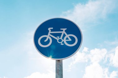 Mavi bulutlu gökyüzüne karşı Birleşik Krallık yol işareti döngüsü