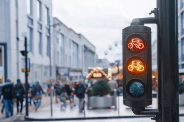 Soğuk yağmurlu şehre karşı yayalar ve bisikletçiler için trafik ışıkları