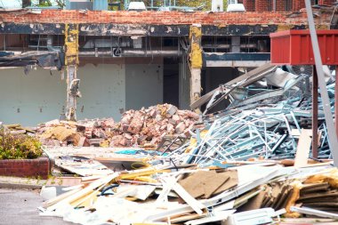 Yıkılan bir binanın yıkıntıları. Eski bir binayı sökmek. Yıkım alanında moloz yığını