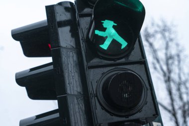 Berlin, Almanya Ampelmnnchen Eski Doğu Almanya 'da trafik ışıklarında şapkalı küçük yeşil adam