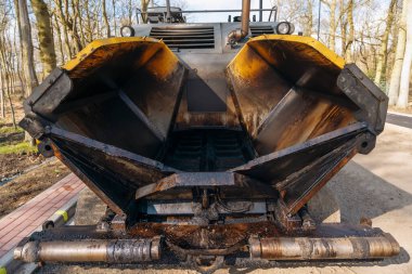 Asfalt kaldırım taşı yeni yol inşaatı sahası döşeyen asfalt dolu