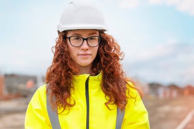 Kendine güvenen yüksek lisans çıraklığı kadın site yöneticisi inşaat mühendisi