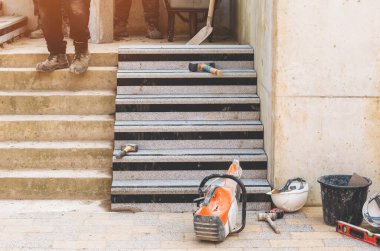 İnşaatçılar altındaki beton basamaklar ağır beton bloklar kuruyor