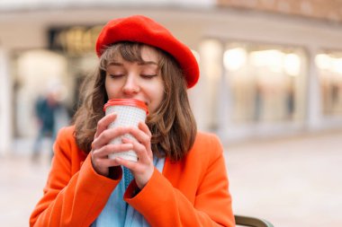 Neşeli kadın kaldırımdaki kafede kahve içiyor eğlence zamanı yaşam tarzı konsepti.