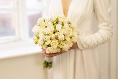 gelin düğün buketi tutan eller