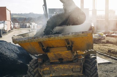 Yeni yol inşaatı için inşaat alanına taze asfalt getirildi