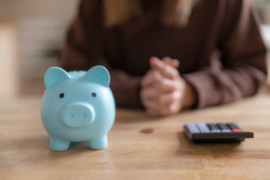 Kadın el ele tutuşup tasarruf ve giderleri hesaplıyor enerji faturası faturası kredi faturası