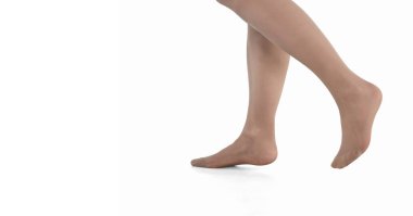 Beyaz arka planda izole edilmiş çıplak ayaklı kadın bacakları.