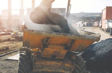 Yeni yol yapımı için inşaat alanına taze asfalt getirildi