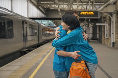 Tren istasyonunda bir çift toplandı. Platformda tren bekliyor.