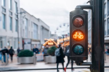 Bisiklet Trafik Işığı Amber 'ı Şehir Caddesinde Gösteriyor