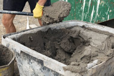 Kovayı havan harcı ile dolduran kişi