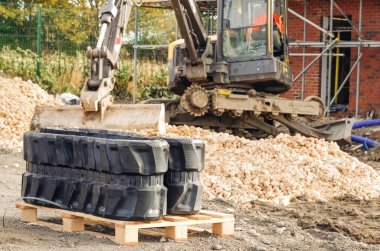 Bozuk kazıcı için yeni lastik parça teslim edildi