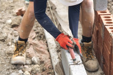 Beton Duvara Havan Uygulayan İnşaat İşçisi