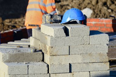 Yığılmış Beton Blokları ve Sert Şapkalı İnşaat Alanı