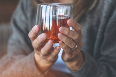 El ele tutuşup bir bardak çay içelim.