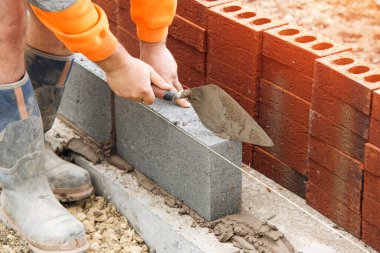 Beton Bloğa Mala Kullanan İnşaat İşçisi