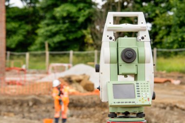 Arkaplanda İşçilerle İnşaat Alanında Ekipman Araştırması