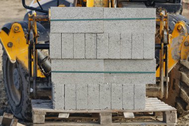 Palet Üzerine Yığılmış Beton Bloklar Forklift tarafından Kaldırılıyor